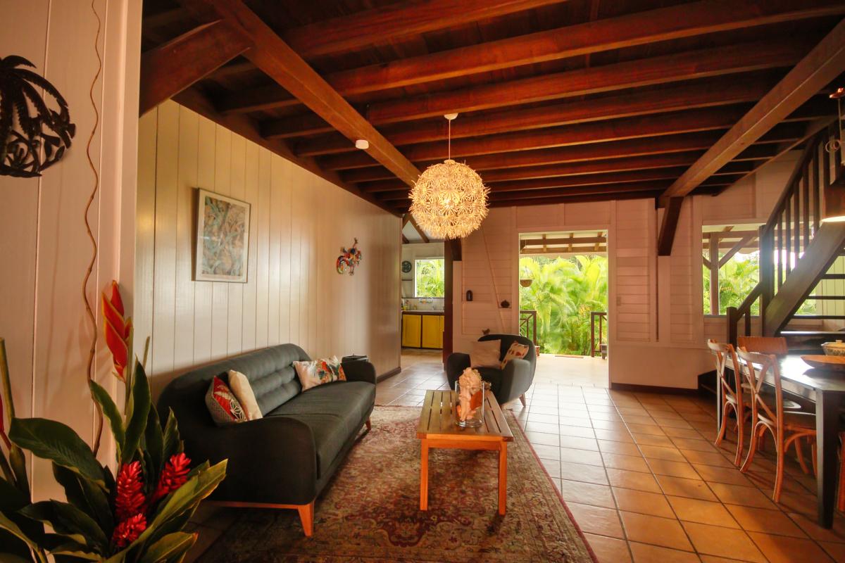12 Villa rivière salée Martinique salon canapé et extérieur